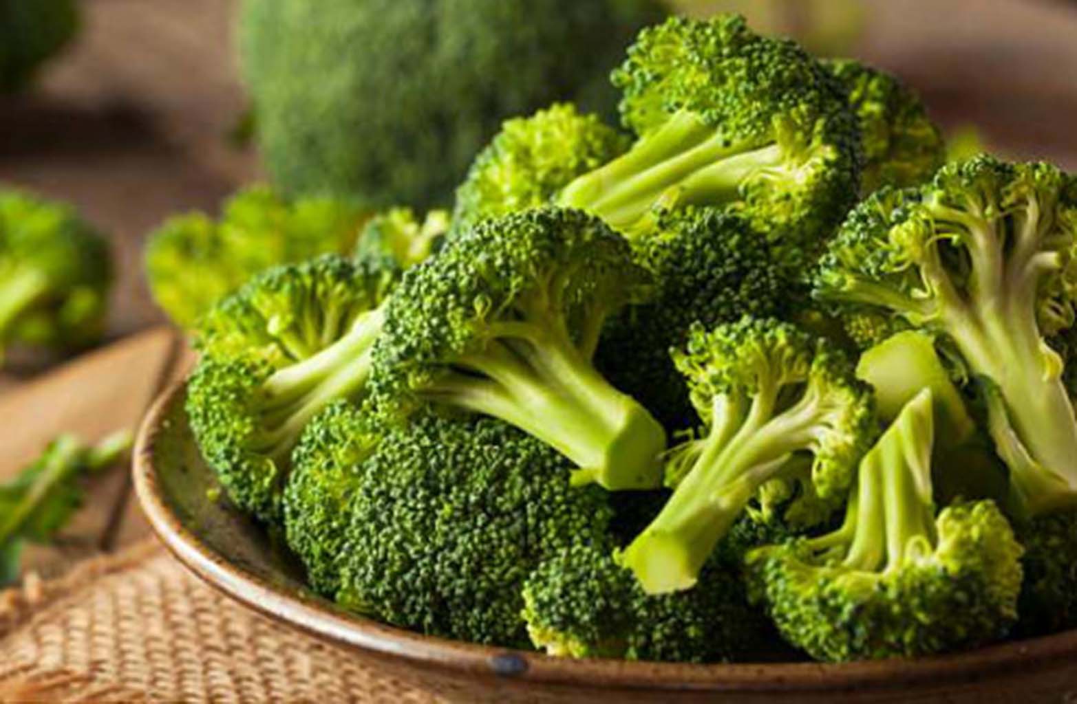 Các loại rau lá xanh giàu vitamin K - như bông cải xanh và rau bó xôi - có thể giúp giữ cho phổi khỏe mạnh