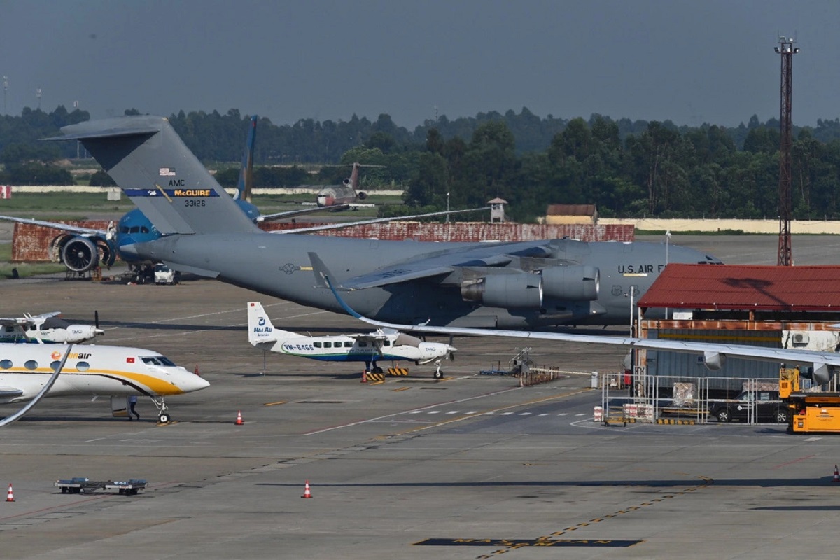 Chiếc C-17 chờ bốc dỡ hàng hóa chiều 1-9. Với phi hành đoàn chỉ 3 người, bao gồm 2 phi công và một sĩ quan giám sát việc bốc dỡ hàng hóa, C-17 có thể mang tối đa 77 tấn hàng hóa các loại cho mỗi chuyến
