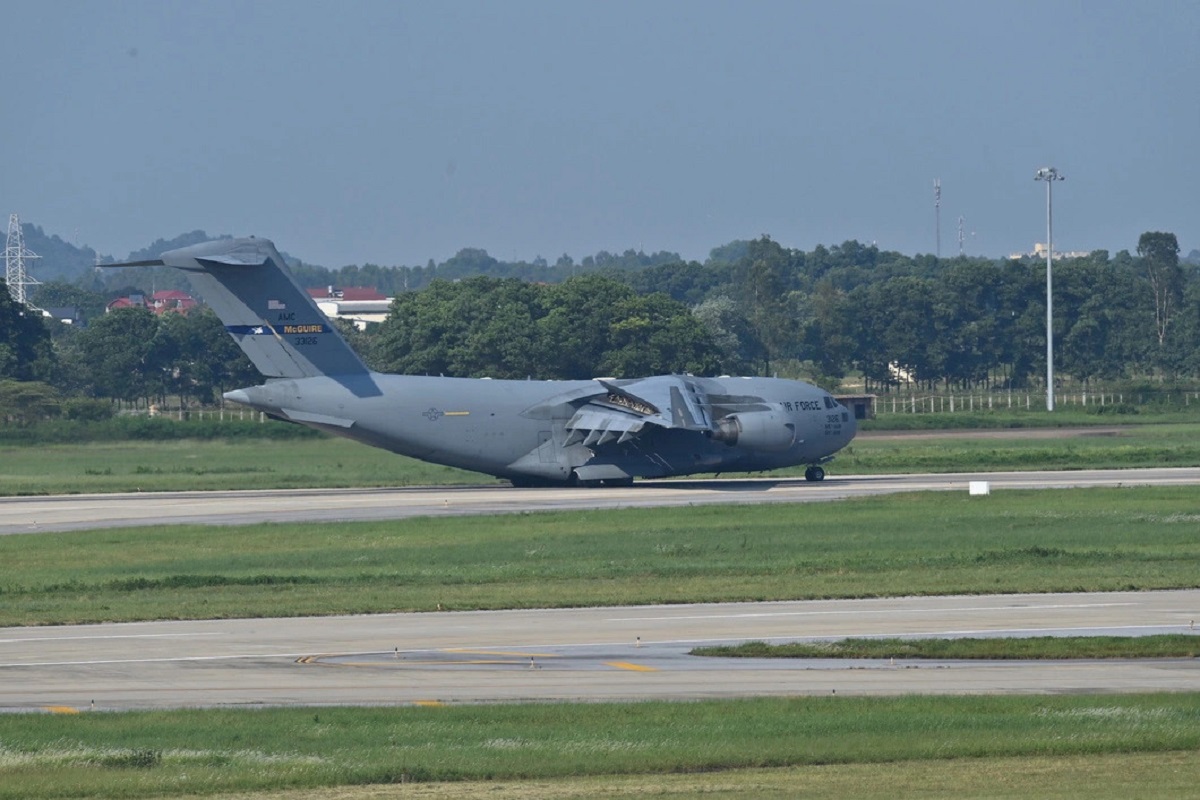 Chiếc C-17 chờ bốc dỡ hàng hóa chiều 1-9. Với phi hành đoàn chỉ 3 người, bao gồm 2 phi công và một sĩ quan giám sát việc bốc dỡ hàng hóa, C-17 có thể mang tối đa 77 tấn hàng hóa các loại cho mỗi chuyến