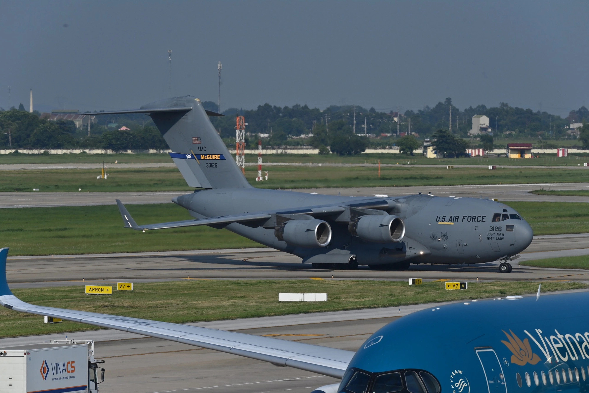 C-17 lăn bánh tới hangar để bốc dỡ hàng hóa